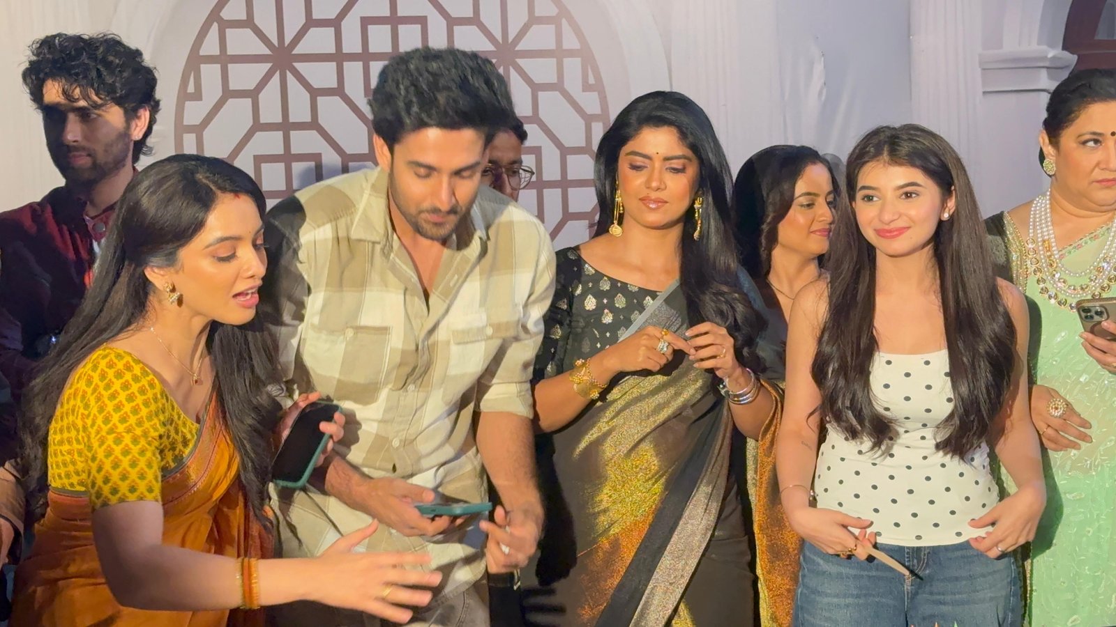 Rahul Kumar Tewary’s Jagadhatri Completes 100 Episodes; Cast Celebrates with Special Cake-Cutting Ceremony - Photo 1