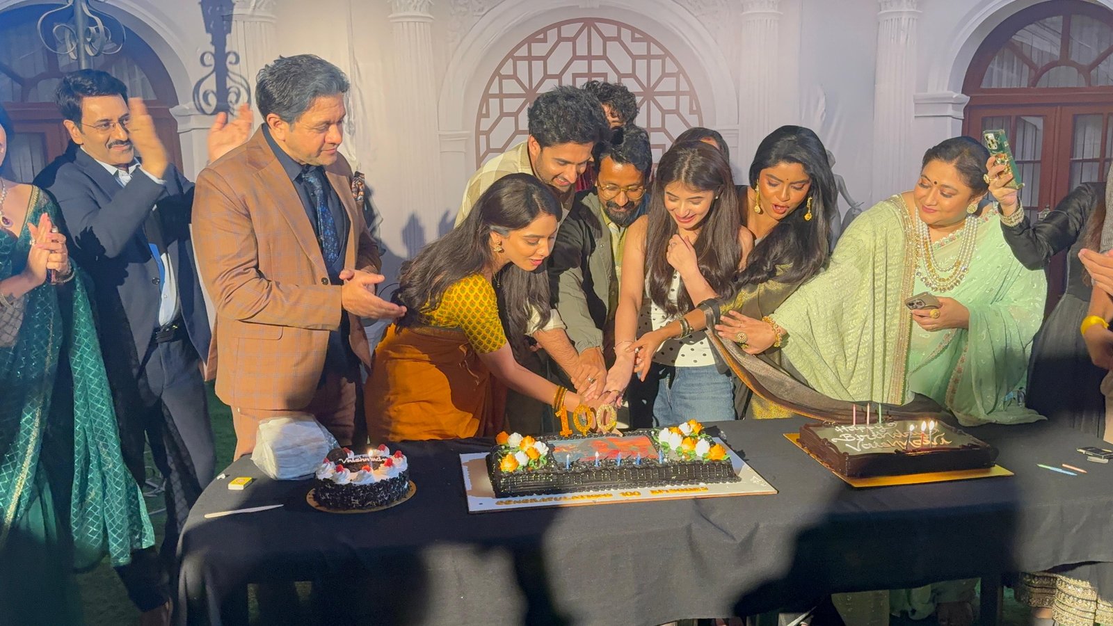 Rahul Kumar Tewary’s Jagadhatri Completes 100 Episodes; Cast Celebrates with Special Cake-Cutting Ceremony - Photo 3